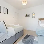 Stylish 4Br Home Wembley