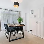 Stylish 4Br Home Wembley