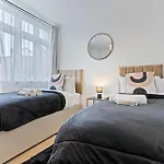 Stylish 4Br Home Wembley