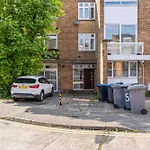 Stylish 4Br Home Wembley